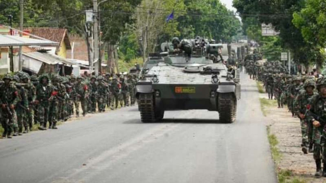 VIVA Militer: Tank Leopard dan prajurit Kostrad bergerak dan siap kontak