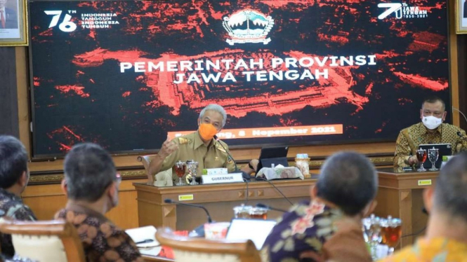 Gubernur Jateng Ganjar Pranowo saat rapat penanganan Covid-19 di kantornya.