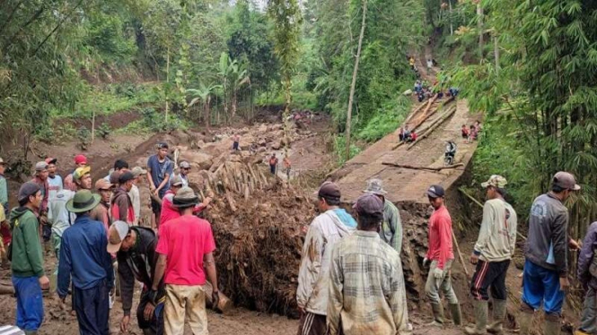 Banjir bandang melanda Kampung Pelag, Desa Sukalilah, Kecamatan Sukaresmi Garut