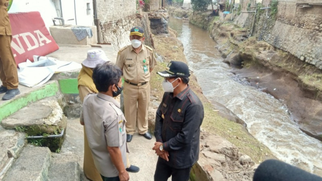 Wali Kota Malang, Sutiaji saat meninjau pemukiman di DAS Brantas.