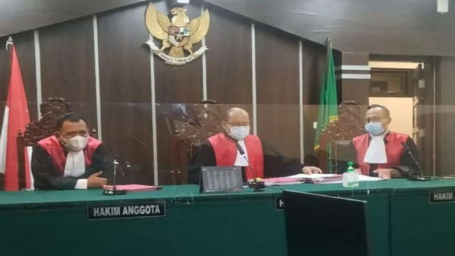 Majelis hakim memimpin sidang kasus penyalahgunaan narkoba dengan terdakwa empat kepala desa nonaktif di Pengadilan Negeri Jember, Jawa Timur, Senin, 8 November 2021.