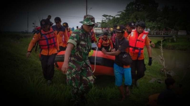 VIVA Militer: Prajurit TNI evakuasi jenazah Daliyah.