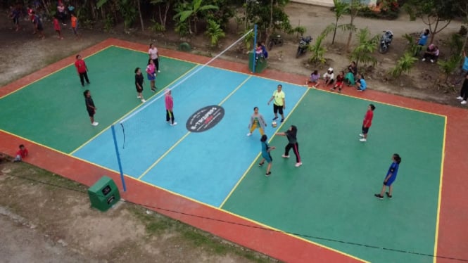 Warga bermain bola voli di Lampung