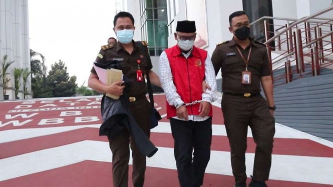 Penyidik Kejaksaan Tinggi Jawa Timur menahan seorang pengurus Pusat Koperasi Syariah Al Kamil (Puskopsyah Al Kamil) Jawa Timur, Selasa, 9 November 2021, karena disangka melakukan pelanggaran dan merugikan BNI Syariah lebih dari Rp74 miliar.