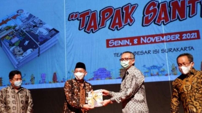 Peluncuran komik madani 'Kampung Sukaraya' sekaligus pementasan teater “Tapak Santri” hasil kerja sama Kementerian Agama dengan Institut Seni Indonesia (ISI) Surakarta di kampus ISI, Senin, 8 November 2021.