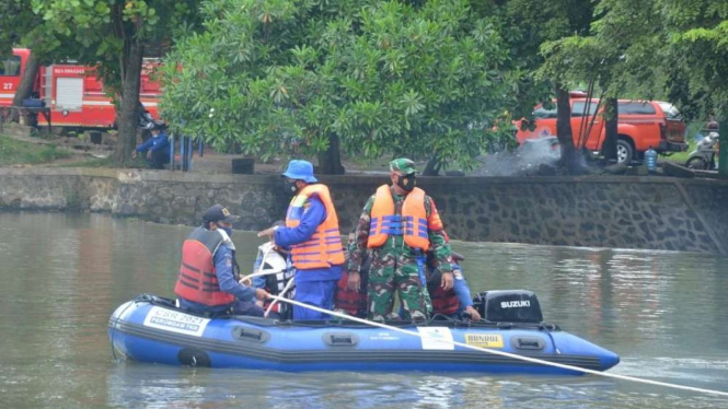 Simulasi proses evakuasi dalam kesiapsiagaan banjir di Kabupaten Tangerang.