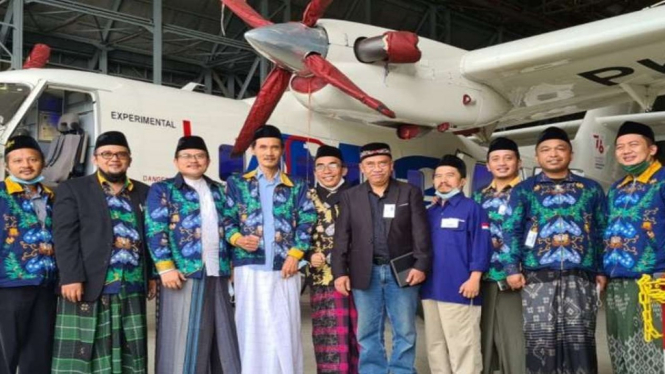Kader Pendidikan Kader Penggerak Nahdlatul Ulama (PKPNU) berfoto bersama usai penandatanganan MoU pembelian lima pesawat N-219 yang diproduksi oleh PT Dirgantara Indonesia (Persero) di Bandung, Jawa Barat, Rabu, 10 November 2021.