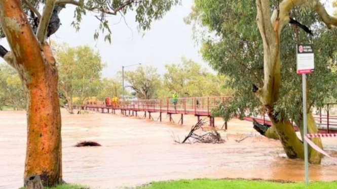Pemandangan Sungai Todd meluap di Alice Springs, Northern Territory, Australia