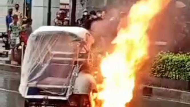 Becak motor terbakar di Jalan Malioboro, Yogyakarta.