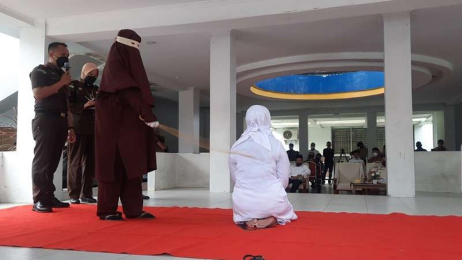 Terpidana pelanggar syariat islam dicambuk