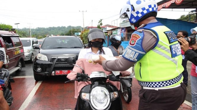 Kegiatan polisi lalu lintas saat hari Pahlawan