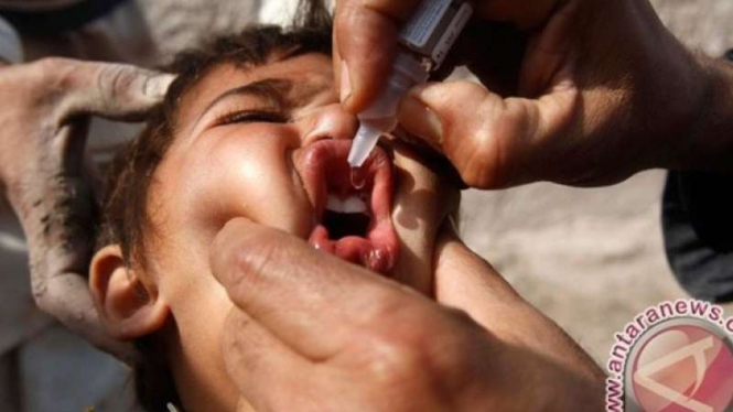 Ilustrasi anak mendapatkan vaksin polio