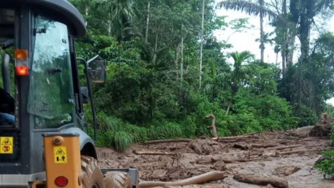 Banjir bandang dan longsor terjadi di Talamau, Kabupaten Pasaman Barat, Sumatera Barat, dan hingga pagi Kamis, 11 November 2021, arus transportasi di daerah itu terputus.