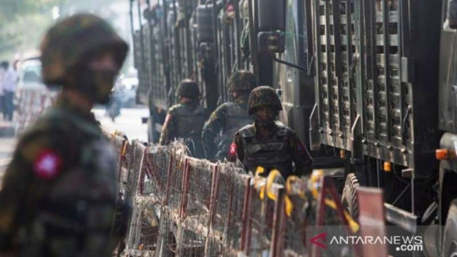 Arsip - Tentara berdiri di samping kendaraan militer di Yangon, Myanmar