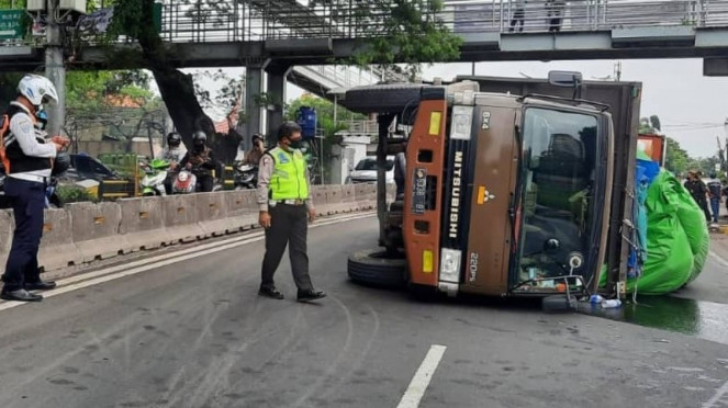 Truk bawa garam terguling