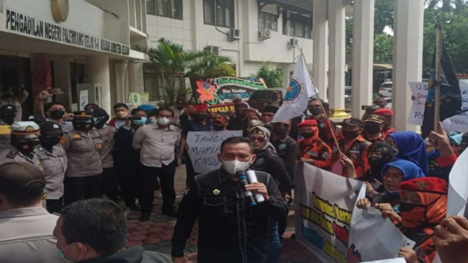 Puluhan orang berdemonstrasi di depan gedung Pengadilan Negeri Kelas 1 Palembang, Sumatera Selatan, untuk memprotes putusan hakim yang membebaskan seorang wanita terdakwa penyalahgunaan narkoba.