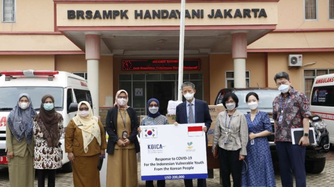 Koica salurkan bantuan COVID-19 di BRSAMPK Handayani, Jakarta.