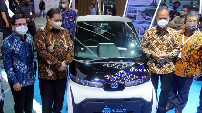 Menko Airlangga dan Menperin Agus Gumiwang di booth Toyota di GIIAS 2021