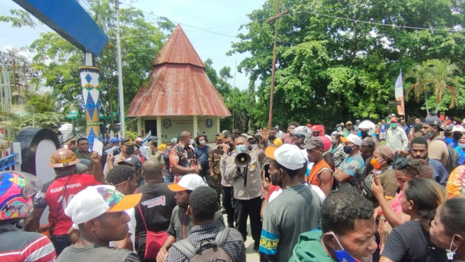 Relawan PON Papua geruduk kantor Bupati Jayapura
