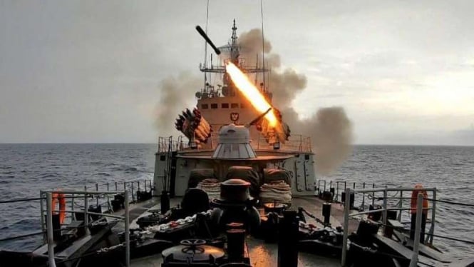 VIVA Militer: Kapal perang TNI Angkatan Laut menembakkan roket anti-kapal selam