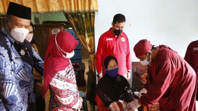 BIN Jawa Timur menggelar vaksinasi door to door di Blitar