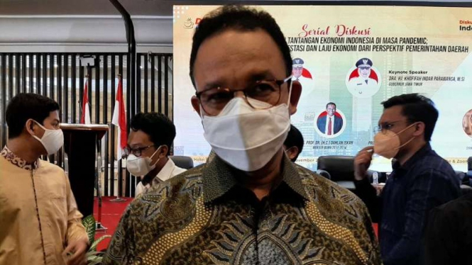 Gubernur DKI Jakarta Anies Baswedan usai diskusi tentang pemulihan ekonomi