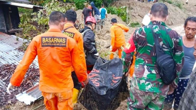 Proses evakuasi korban longsor terjadi di Kecamatan Sibolangit