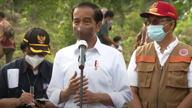 Presiden Jokowi memberikan keterangan pers usai menanam pohon kayu putih di NTB.