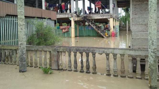 Warga Aceh Utara terdampak banjir mengungsi ke Musala.