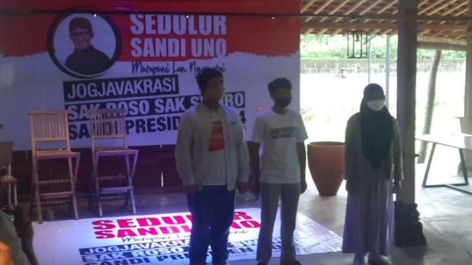 Sejumlah kalangan muda di DI Yogyakarta dan Jawa Tengah yang mengatasnamakan komunitas Sedulur Sandi Uno mendeklarasikan Sandiaga Uno sebagai calon presiden dalam pemilu tahun 2024, di Kabupaten Sleman, Sabtu, 13 November 2021.