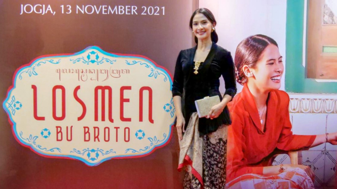 Maudy Koesnaedi berperan sebagai Bu Broto dalam film Losmen Bu Broto