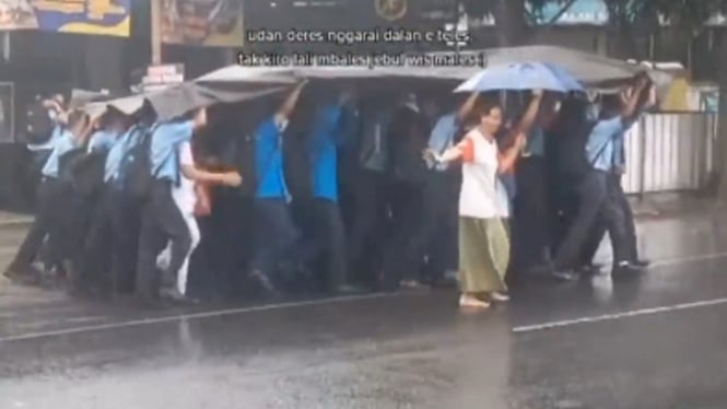Viral Rombongan Siswa Menyeberang Jalan Pakai Terpal saat Hujan