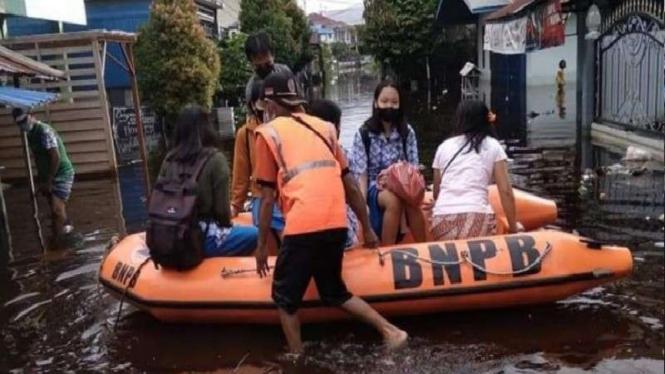 Warga korban banjir di Kabupaten Sintang eievakuasi tim BPBD Sintang