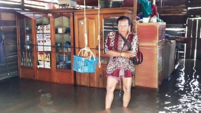 Seorang warga korban banjir di Desa Sudan, Kecamatan Cempaga Hulu, Kabupaten Kotawaringin Timur, Kalimantan Tengah, memperlihatkan kondisi rumahnya yang terendam, Sabtu, 13 November 2021.