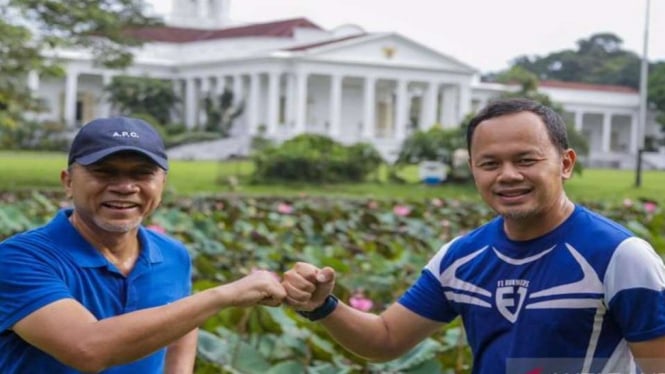 Wali Kota Bogor Bima Arya Sugiarto bersama Zulkifli Hasan berfoto bersama dengan latar Istana Bogor saat berolahraga lari pagi di Kebun Raya Bogor, Sabtu, 13 November 2021.