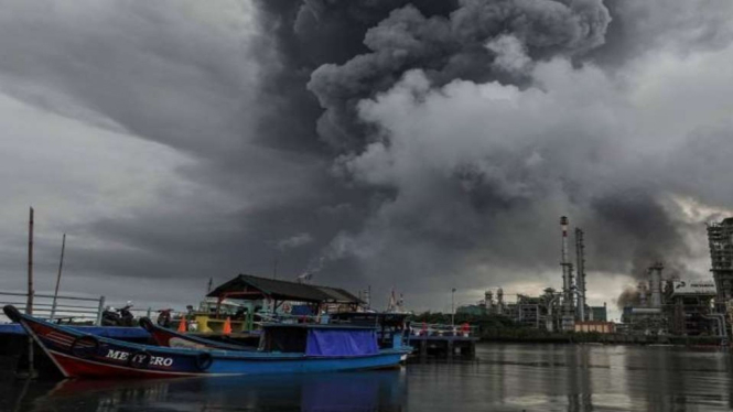 Ilustrasi: Kepulan asap terlihat dari tangki 36 T 102 yang terbakar di Kilang Pertamina Internasional RU IV Cilacap, Jawa Tengah, Minggu, 14 November 2021.