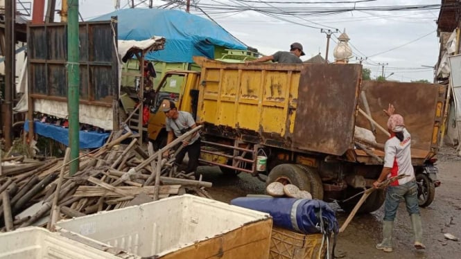 Sampah dari Kali Prancis dibersihkan petugas.