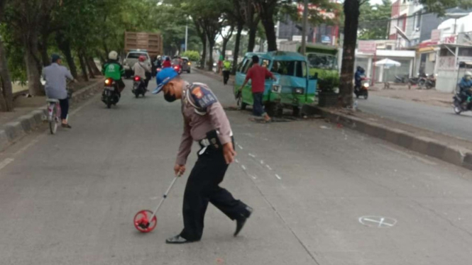 Polisi olah TKP kecelakaan truk tabrak angkot di Tangerang.