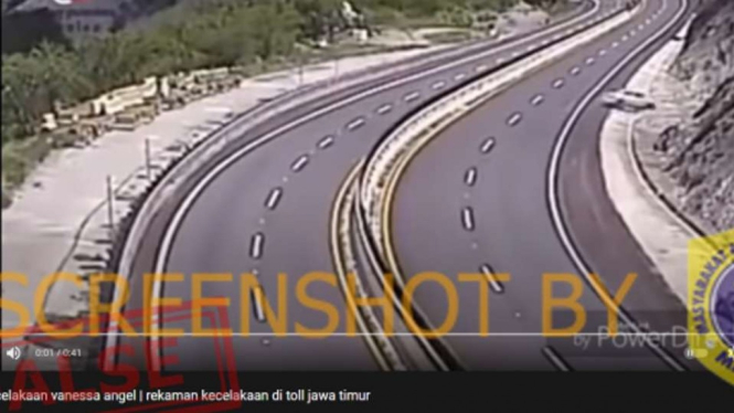 Tangkapan layar (screenshot) rekaman video yang diunggah di Youtube dan menampilkan peristiwa kecelakaan lalu lintas yang diklaim sebagai kecelakaan mobil yang ditumpangi selebriti Vanessa Angel dan suamimnya di sebuah ruas tol di Jawa Timur.