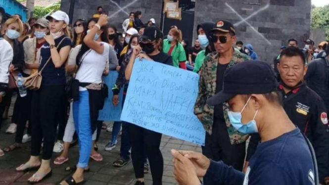 Demonstrasi para pemandu karaoke di Serang tolak tempat kerja digusur