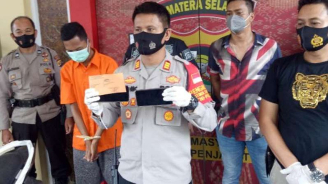 Polsek Kalidoni Palembang menangkap Febri yang menguras uang bibinya.