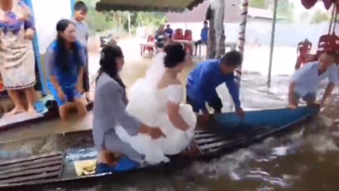 Viral Tempat Hajatan Banjir, Pengantin Naik Perahu ke Pelaminan