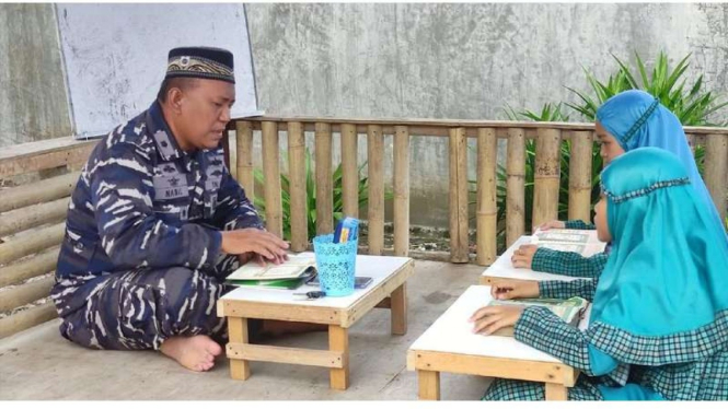 VIVA Militer: Mayor Laut (P) Nabil mengajar santriwati di Ponpes Intishorul Bahr