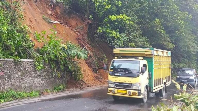 Jalur Medan-Karo dibuka kembali usai dilanda longsor. 