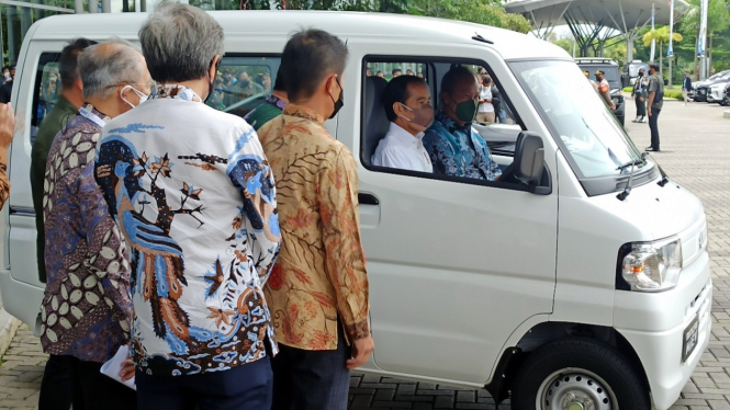 Presiden Jokowi mencoba mobil listrik Mitsubishi di GIIAS 2021.