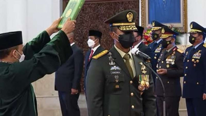 VIVA Militer: Jenderal TNI Andika Perkasa mengucap sumpah di bawah Al Quran