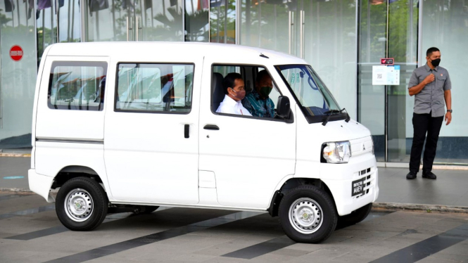 Presiden Jokowi mencoba mobil listrik Mitsubishi di GIIAS 2021.