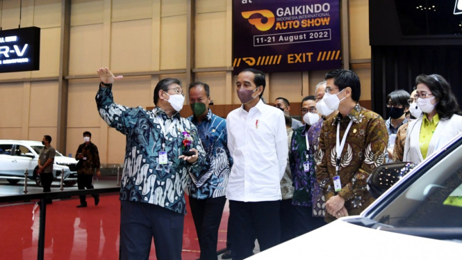 Presiden Jokowi berkunjung ke GIIAS 2021.