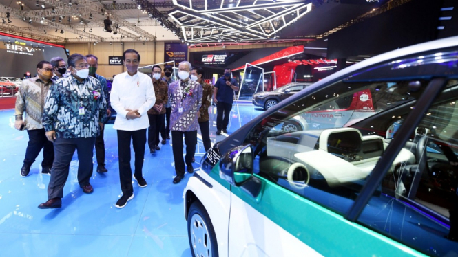 Presiden Jokowi berkunjung ke GIIAS 2021.