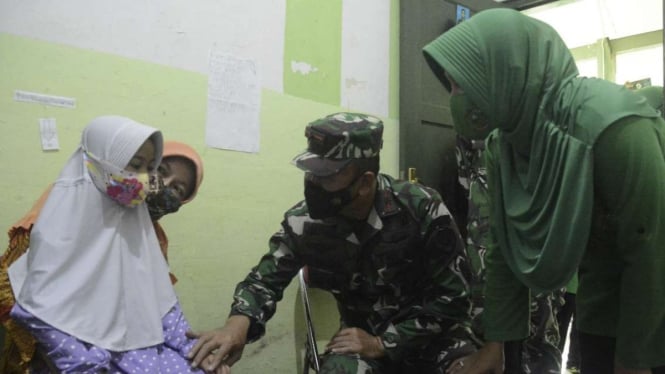 VIVA Militer: Danrem Surya Kencana besuk keluarga prajurit yang menderita Autis 
